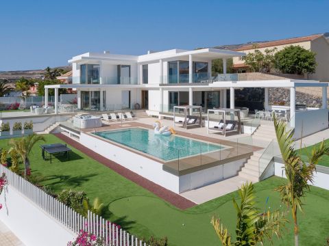 White Premium HolidayRentals365