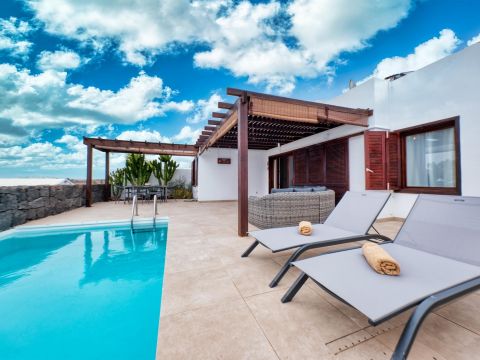 Sunlit Oasis HolidayRentals365